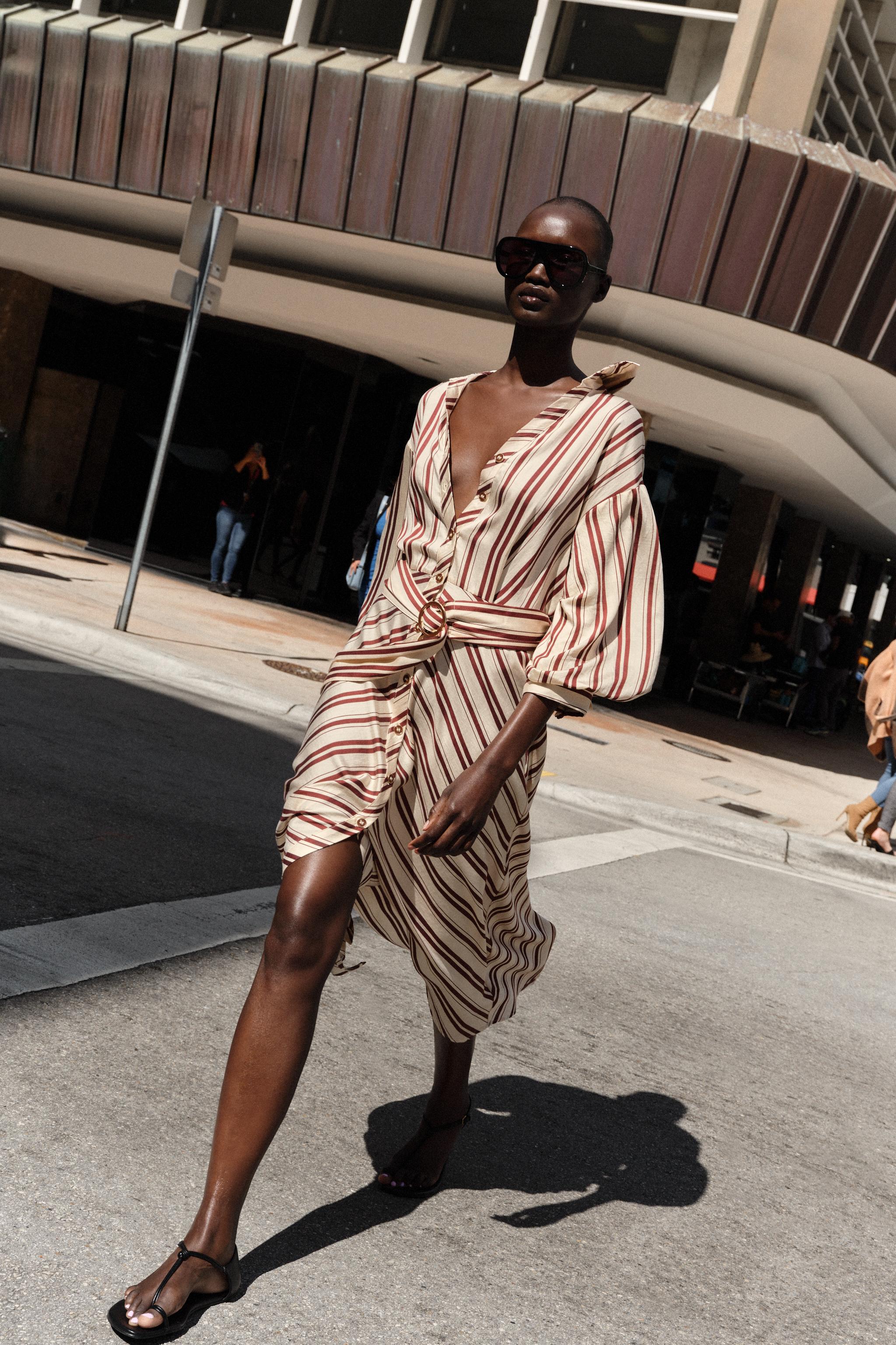 ROBE MI-LONGUE AVEC CEINTURE À RAYURES